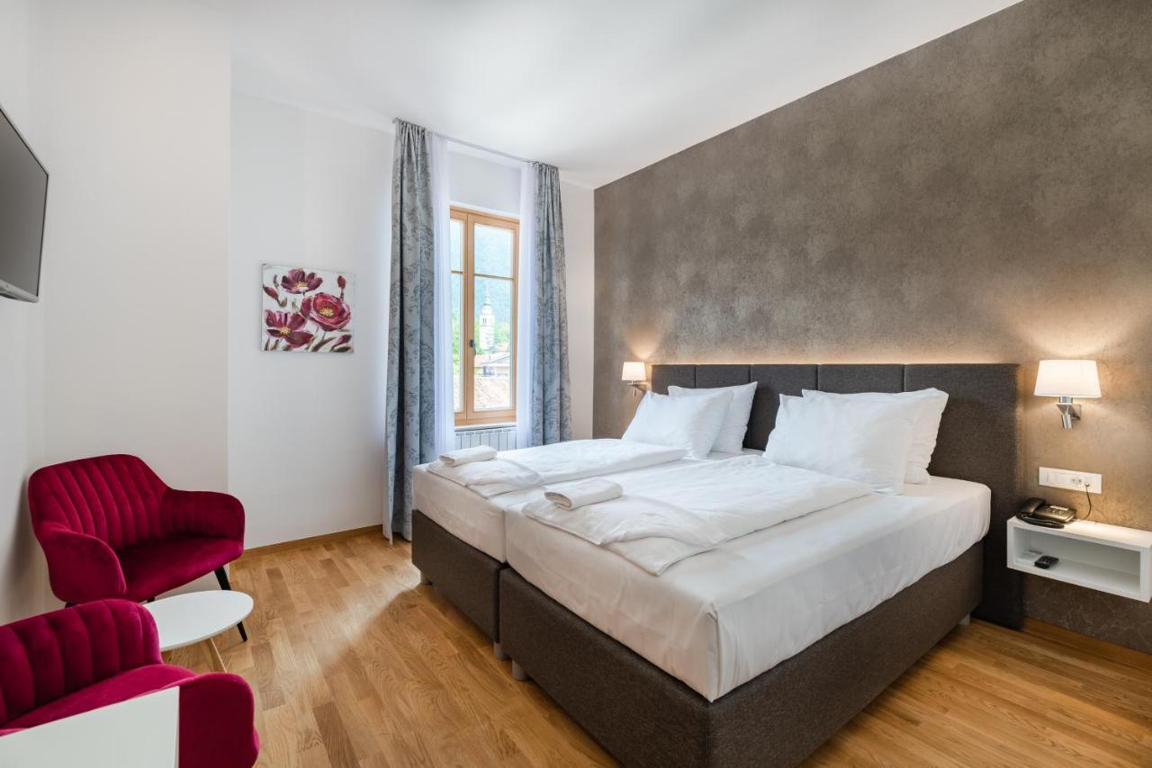 Hotel Dvorec Толмин Экстерьер фото