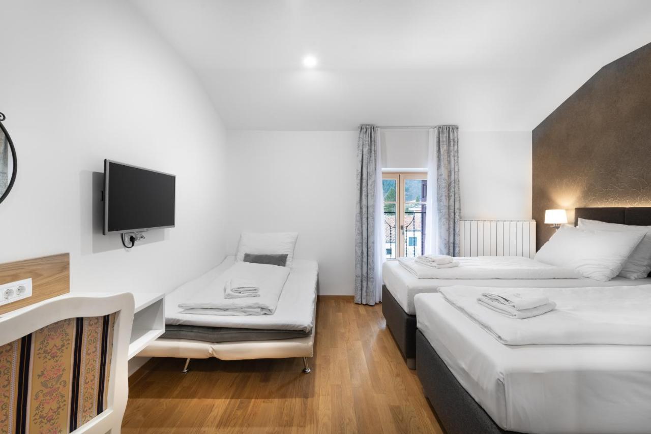 Hotel Dvorec Толмин Экстерьер фото